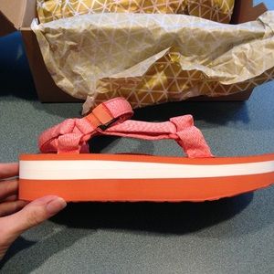 NIB Teva Flatform sandals Sz 10